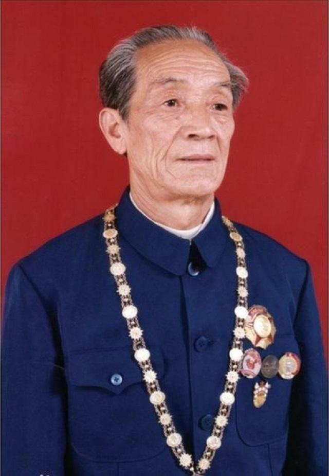 1984年儿子指着报纸上的战斗英雄开口问道爸这是不是你