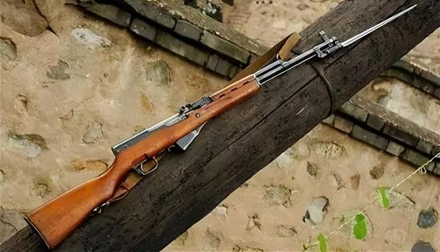 步兵班班长副班长配56式冲锋枪(ak47的仿制型),战争时期,基本上每个班