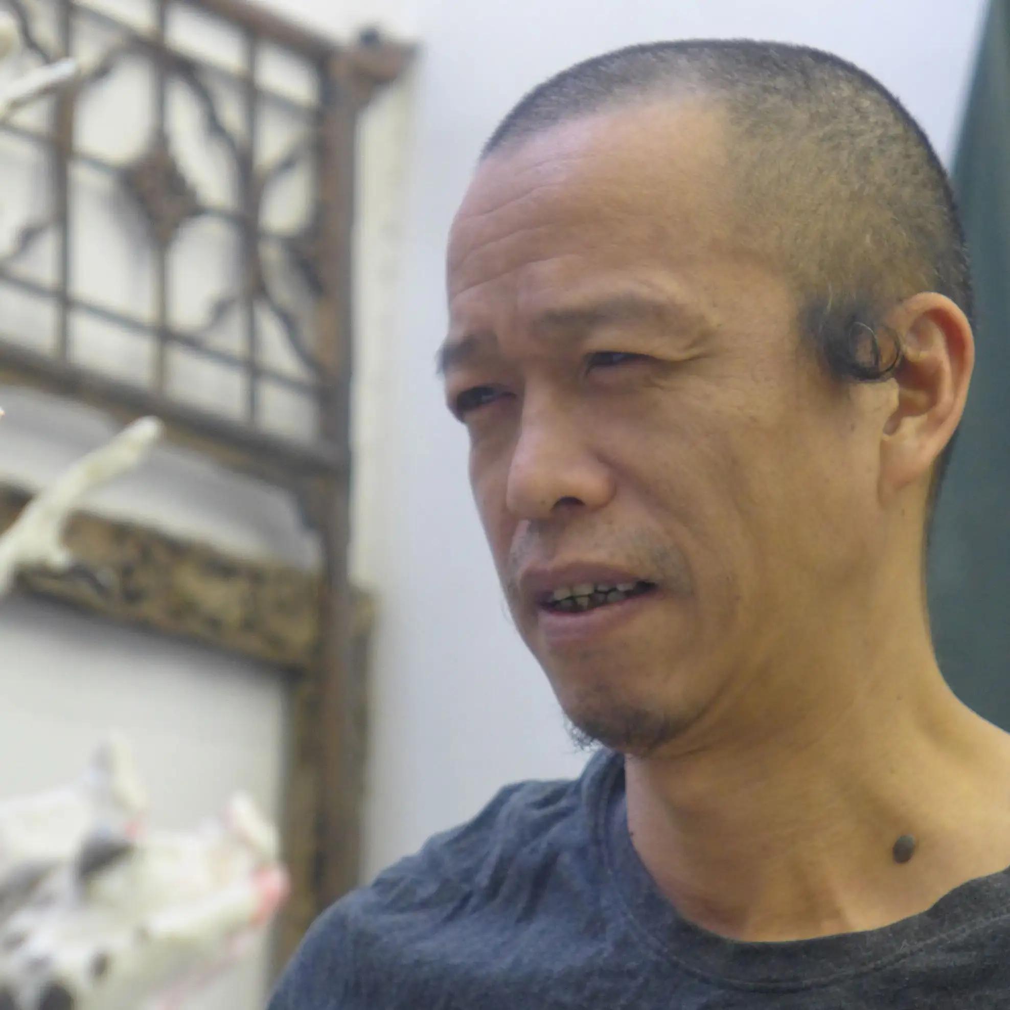 回顾何云昌取下肋骨制项链送给女朋友把自己浇筑在水泥里