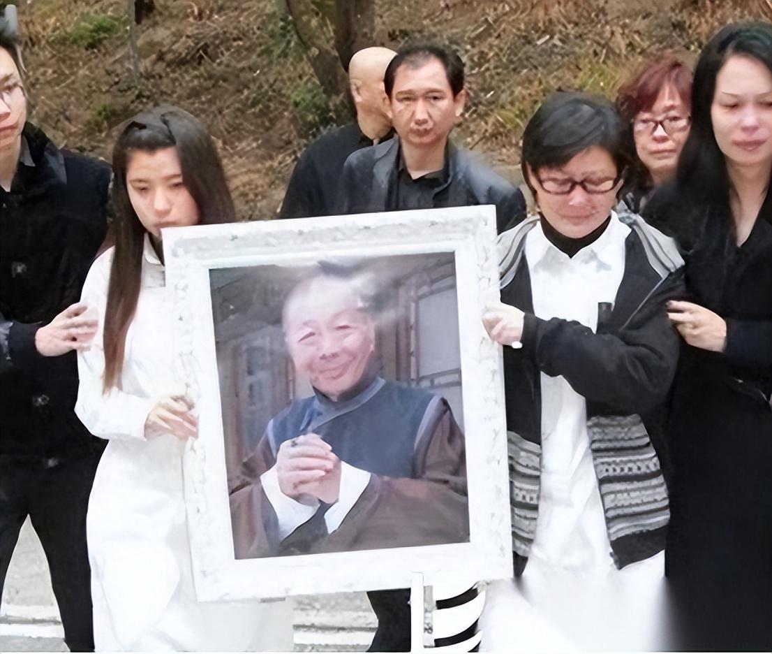 但让人意外的是,如今午马去世已经8年了,马燕还在坚守这份感情,并没有