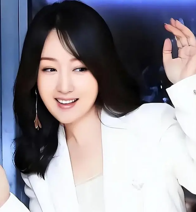 回顾原来53岁至今未婚的杨钰莹才是真正的人生赢家