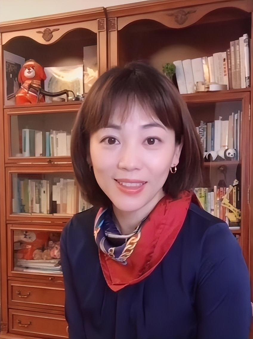 回顾她是央视主持人和丈夫分居17年怀孕仍要上班