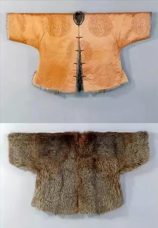 在古代社会,人们对皮草的需求不仅限于御寒,还包括作为奢侈品和显示