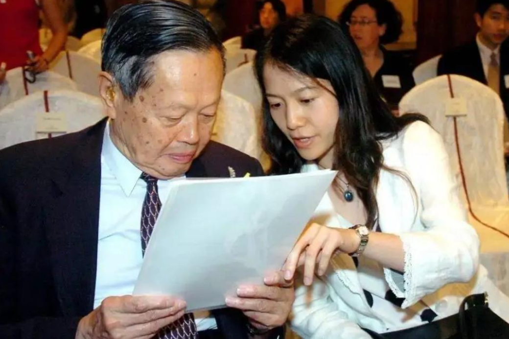 回顾45岁翁帆把杨振宁照顾到100岁恩爱18年继子对她很感激