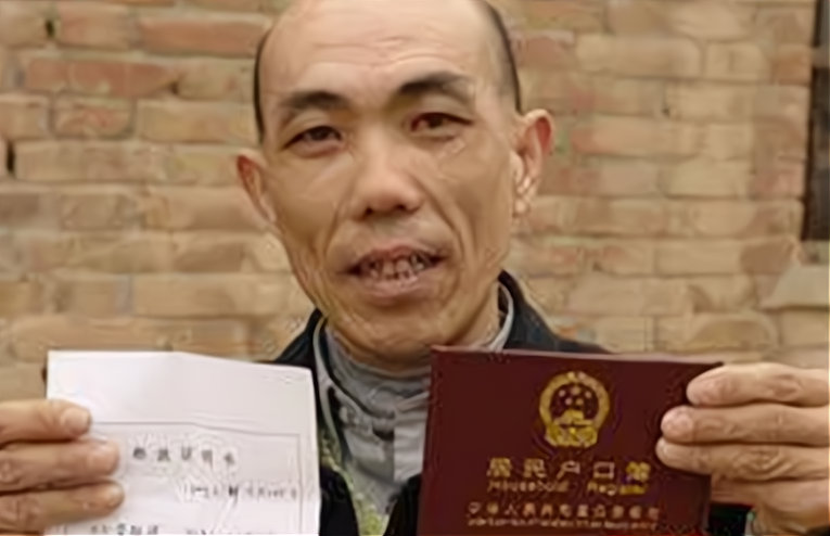 纪实他因一件毛衣成抢劫犯入狱13年刑满15天前却被告知抓错