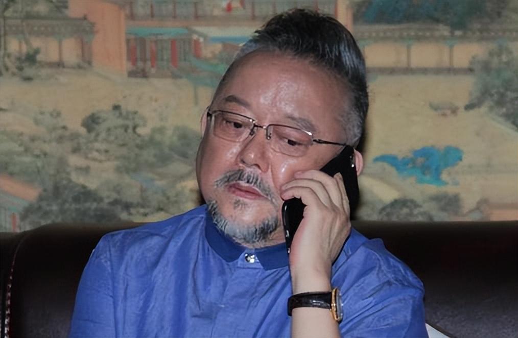 回顾75岁王刚外孙和儿子同上高中白发显老态妻子仍风韵犹存