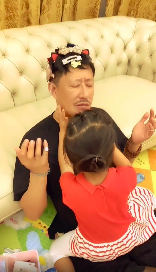回顾于震二婚娶小13岁娇妻婚后连生三胎如今一家五口其乐融融