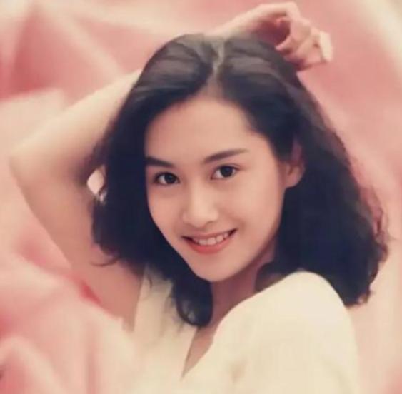 回顾52岁朱茵现状曝光住深山残屋开97年破车昔日女神怎么了