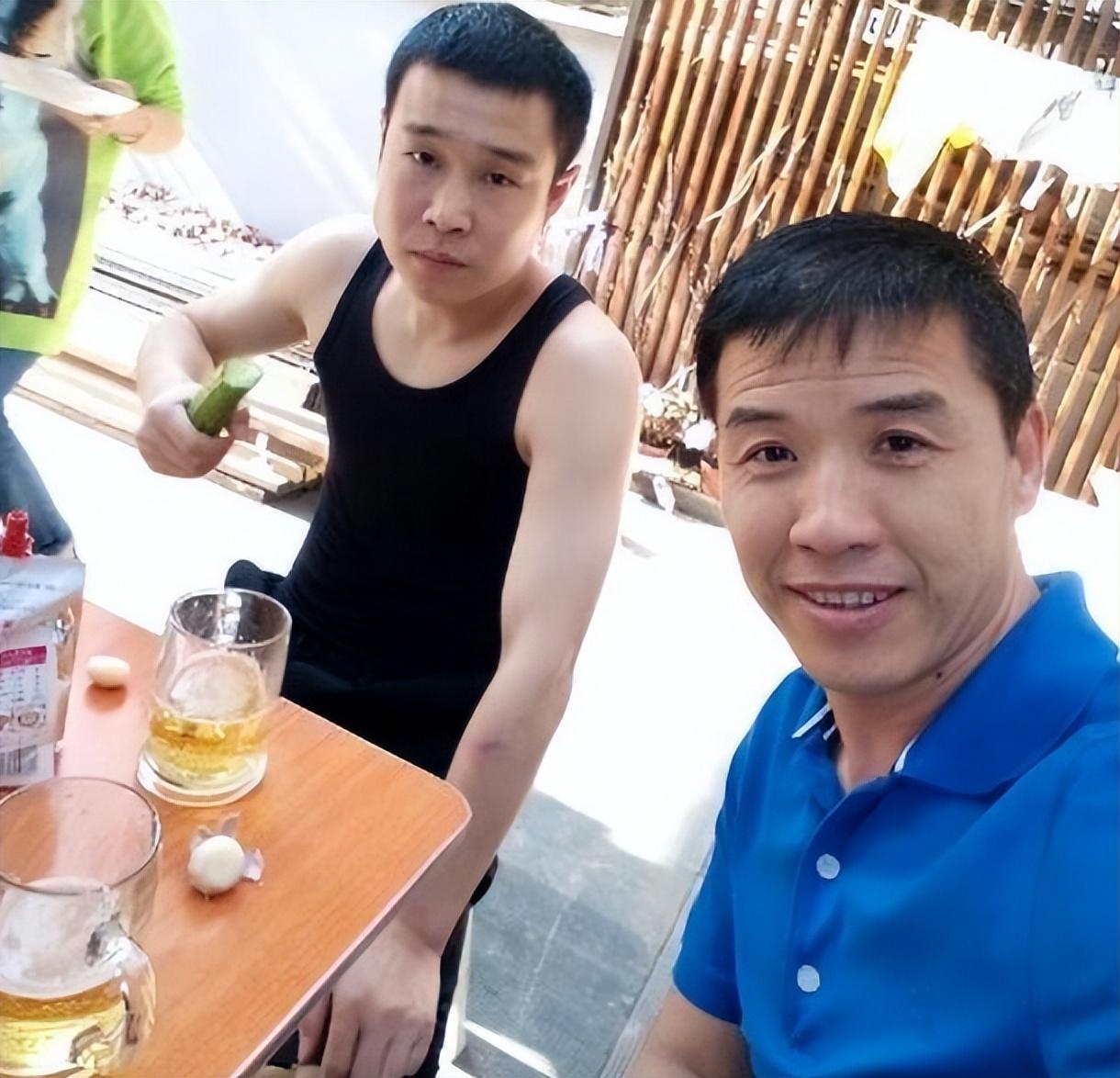 所以关小平在表演二人转的时候,出场费特别低,还不如他妻子李小雨的高