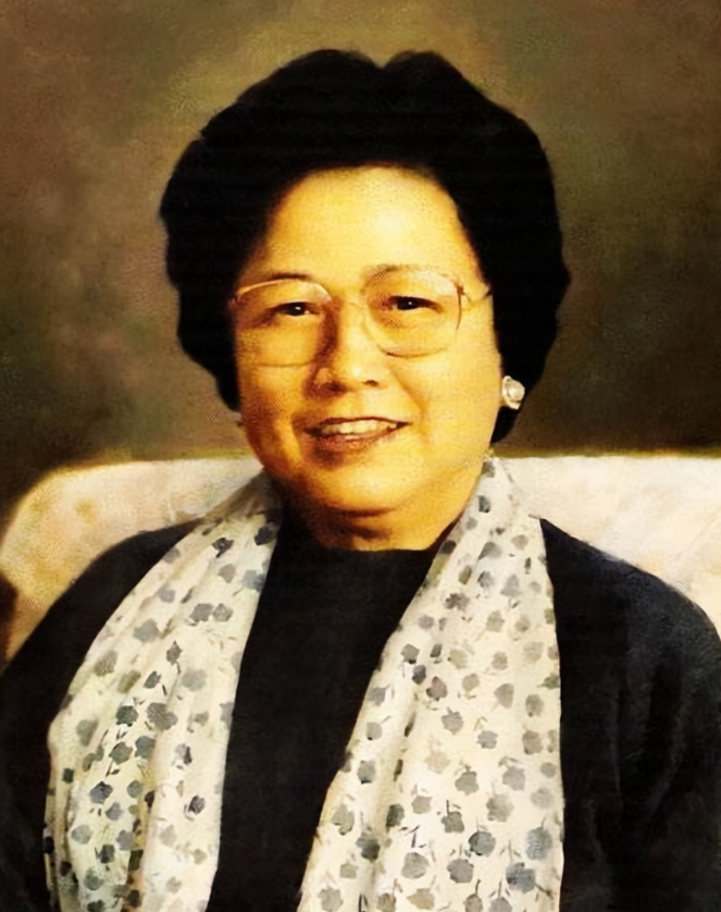 丈夫一直知道妻子的心病,在周巍峙98岁这年,他躺在病床上,握着妻子的