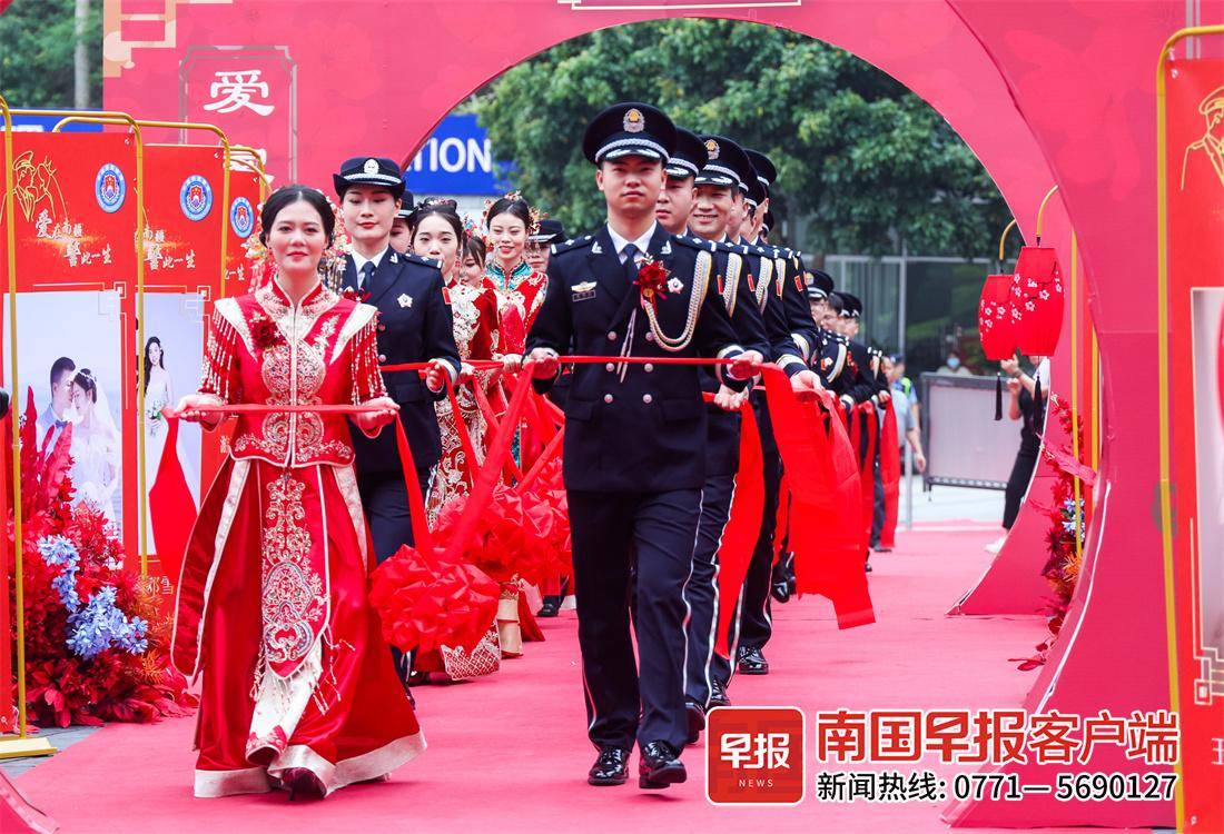 千年雄关见证19对新人在友谊关城楼前举办集体婚礼