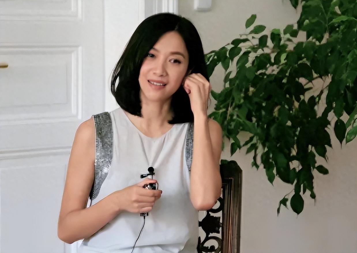 对冯小刚各种讨好,毕竟"没有不偷腥的猫",面对徐静蕾的"引诱",冯小刚