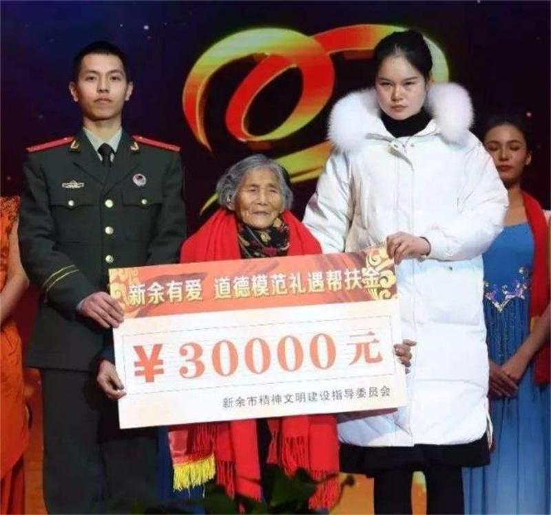 回顾小伙和85岁老人拍婚纱照相差61岁的情缘竟是捡来的
