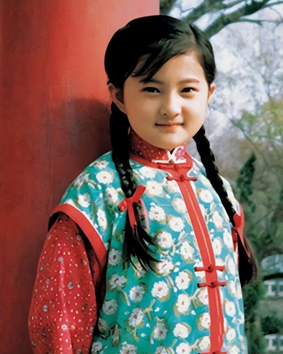 不仅俞小凡,张佩华等主演因此剧大火,就连其中饰演"小婉君"的金铭,也