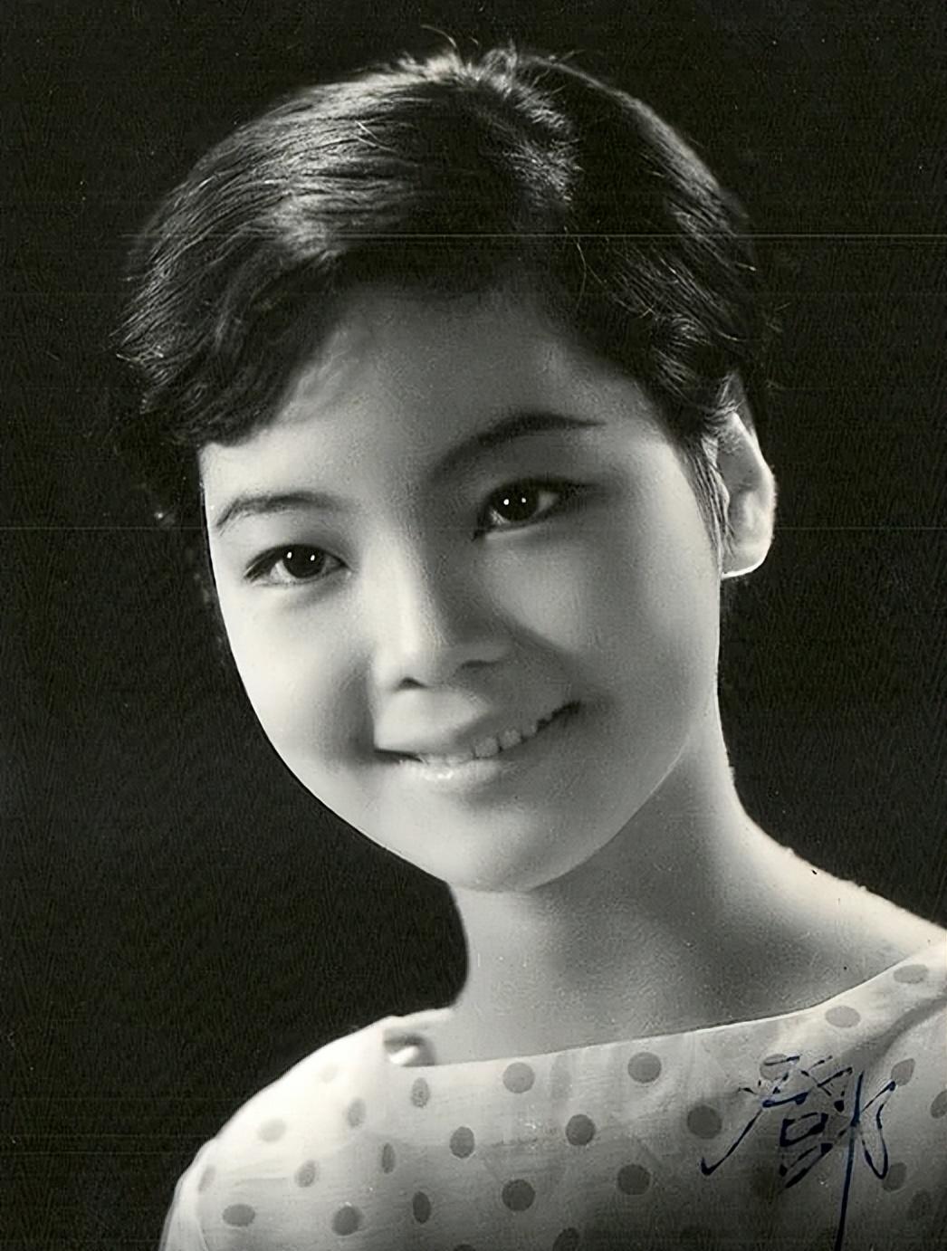 进入宇宙唱片公司后,邓丽君在父亲的帮助下,得到了左宏元的教导.