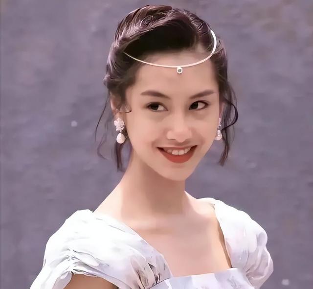 回顾52岁朱茵现状曝光住深山残屋开97年破车昔日女神怎么了