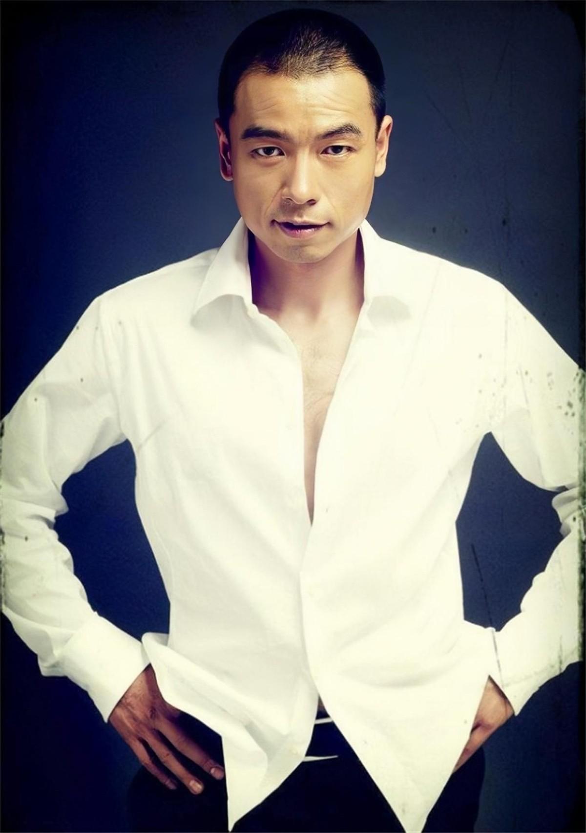 回顾王挺为父母离异落泪38岁替父还清千万债务后父子抱头痛哭