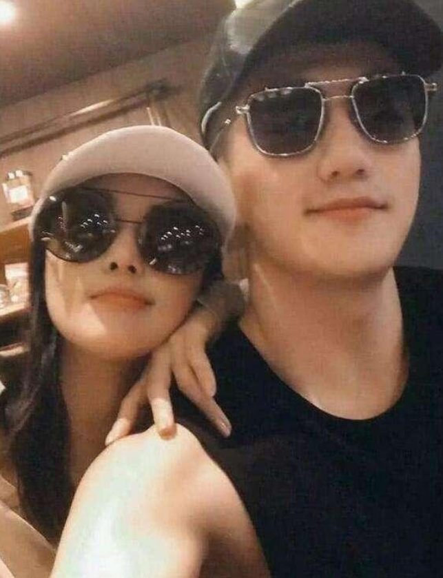 回顾嫁给军三代何捷生下一个女儿张馨予的生活幸福吗