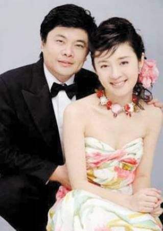 回顾许戈辉事业巅峰期离开央视嫁富商后与丈夫前妻亲如姐妹