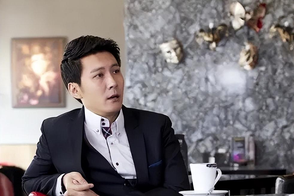 回顾赵峥与妻子是姐弟恋29岁升级做爸爸结婚多年幸福如初