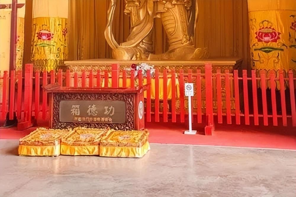 回顾寺庙功德箱的钱哪去了手头紧能取点花吗知道真相你还捐吗