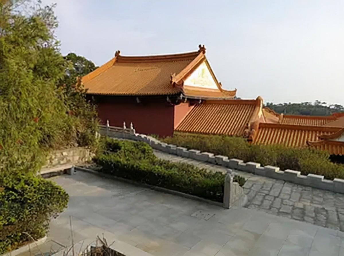 2000年江西小伙遵遗嘱将父制成木乃伊供奉家中无人敢拜访