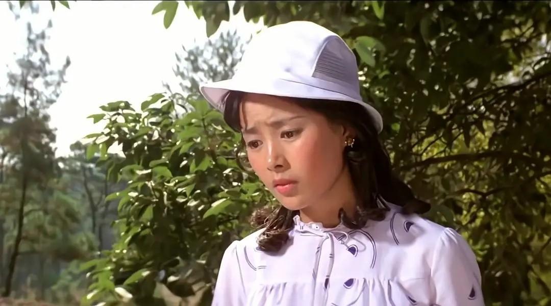 回顾演员张瑜一夜成名后弃夫出国离婚多年见到前夫还会心动