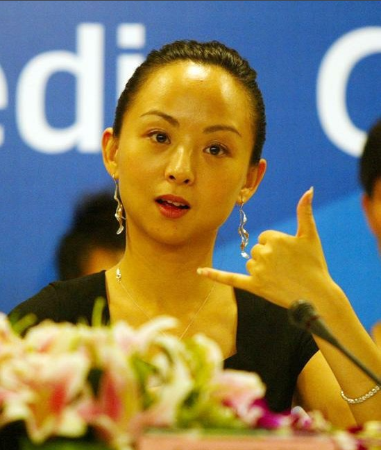 回顾千手观音邰丽华2岁失聪27岁拒绝富商下嫁理工男46岁怎样了