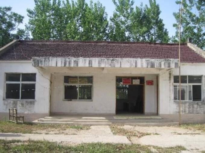 他们俩都是安徽省阜阳市下面的农村人,父辈祖辈世代务农,家境贫寒.