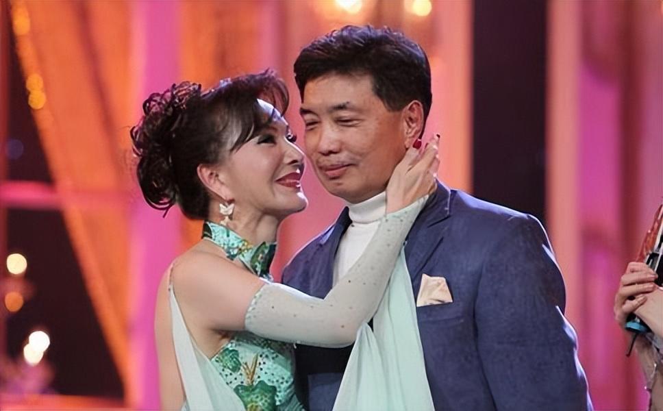 回顾她惨遭双性恋歌手骗婚二婚嫁小丈夫66岁丧子如今怎样了