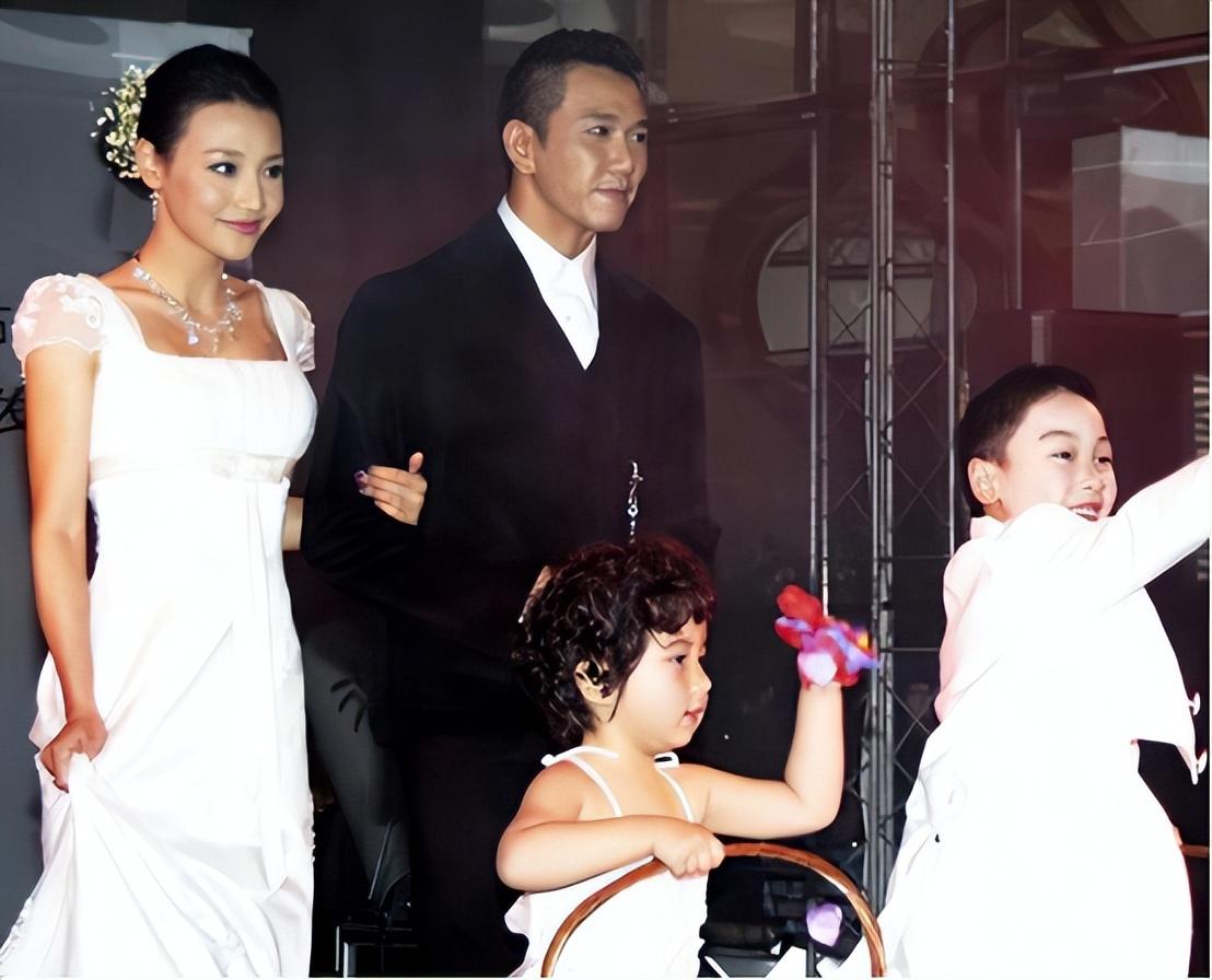 加上一次活动上,潘星谊与温兆伦携手出席,潘星谊的婚纱造型,更是加深