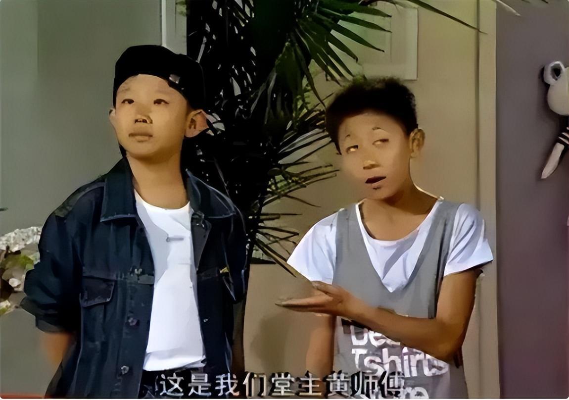 回顾侯祥9岁停止发育出道18年只能演小孩和妻子同框被嘲像母子