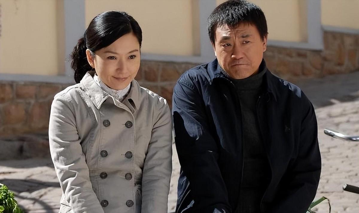 回顾演员何冰娶了初中同桌婚后事业蒸蒸日上赚的钱全部上交