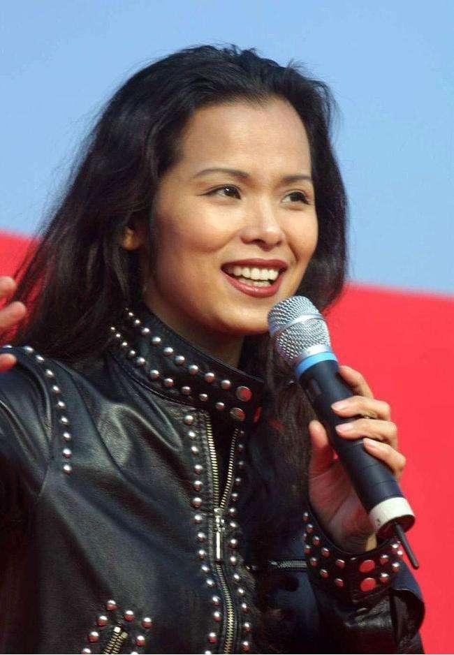 回顾韦唯失婚背后有泪做单亲妈妈17年3个儿子是她的骄傲