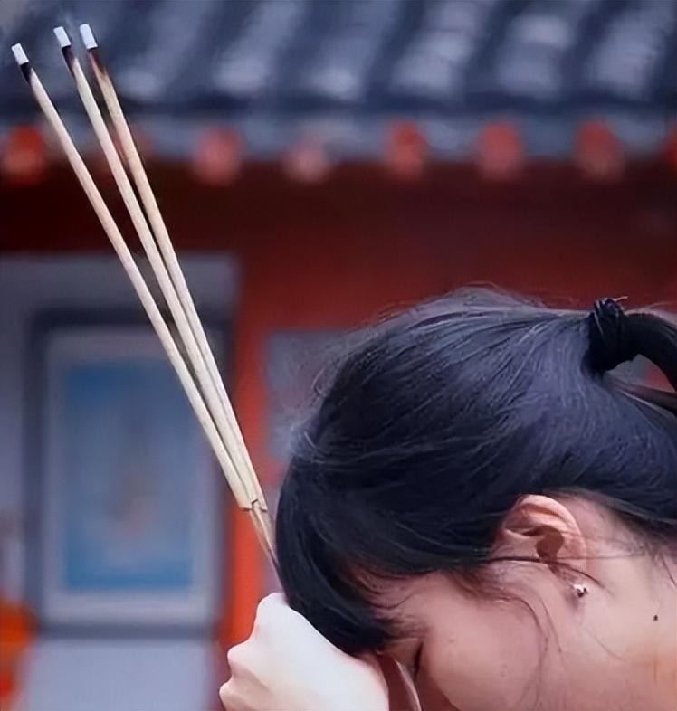 回顾:烧香祈福时,为何一定要烧三根香?每根分别代表什么?