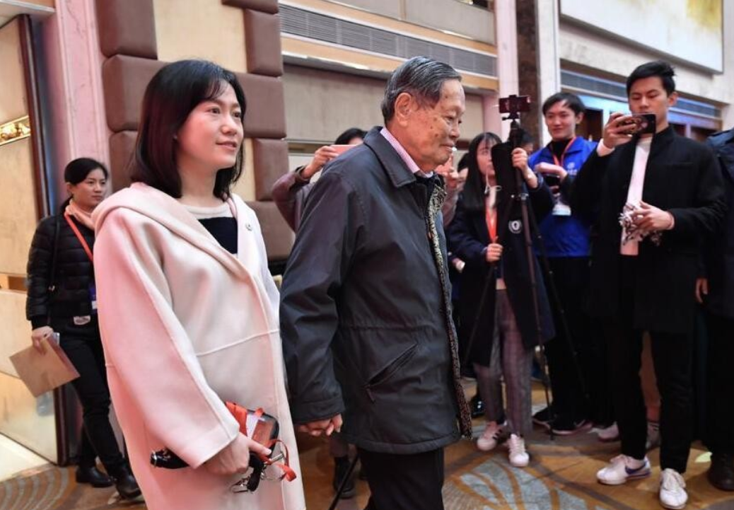 2004年12月24日,杨振宁与翁帆在弟弟杨振汉夫妇的陪同下领取了结婚证.