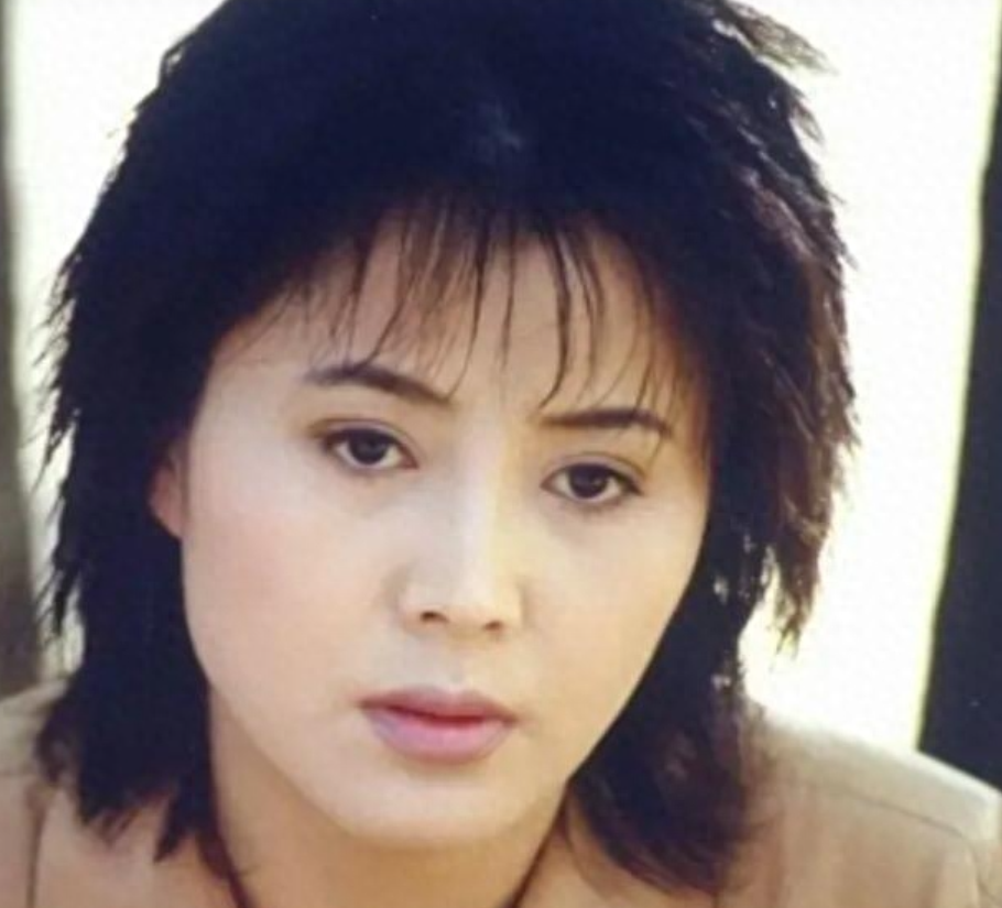 回顾她20岁结婚孩子2岁被离婚复出成名2婚丈夫骗她1000万