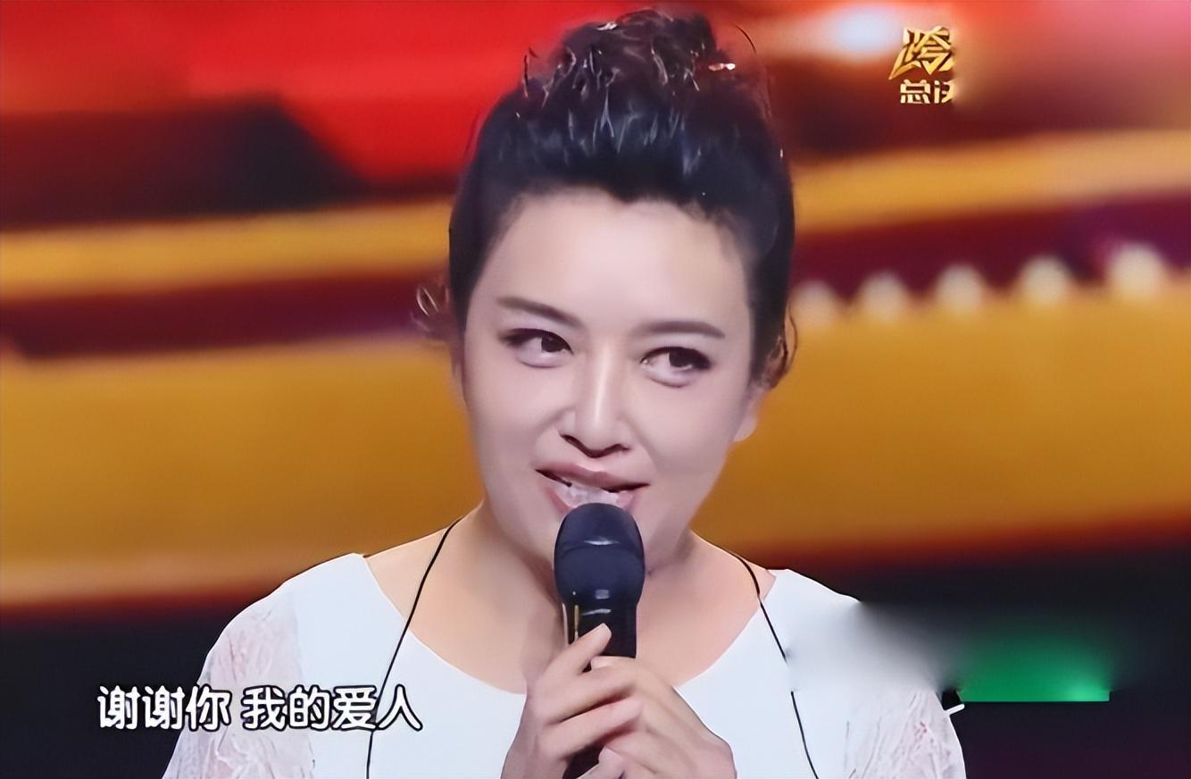 回顾演员田小洁:二婚娶江珊,对继女视如己出,一家三口其乐融融