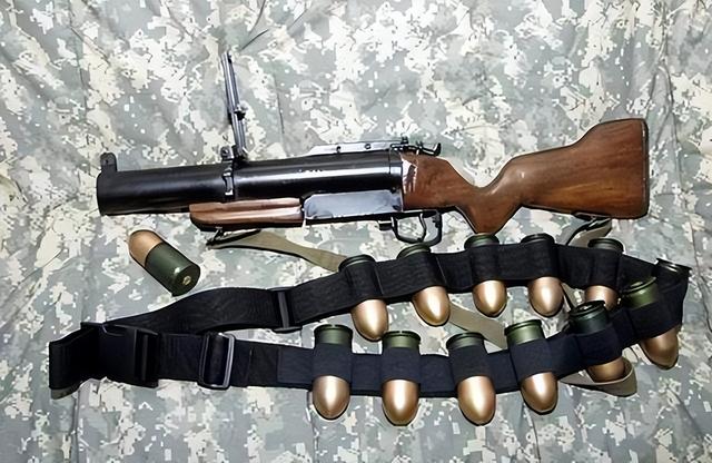 手榴弹方面,我军主要装备的是人们常见的67式木柄手榴弹(63式基础上