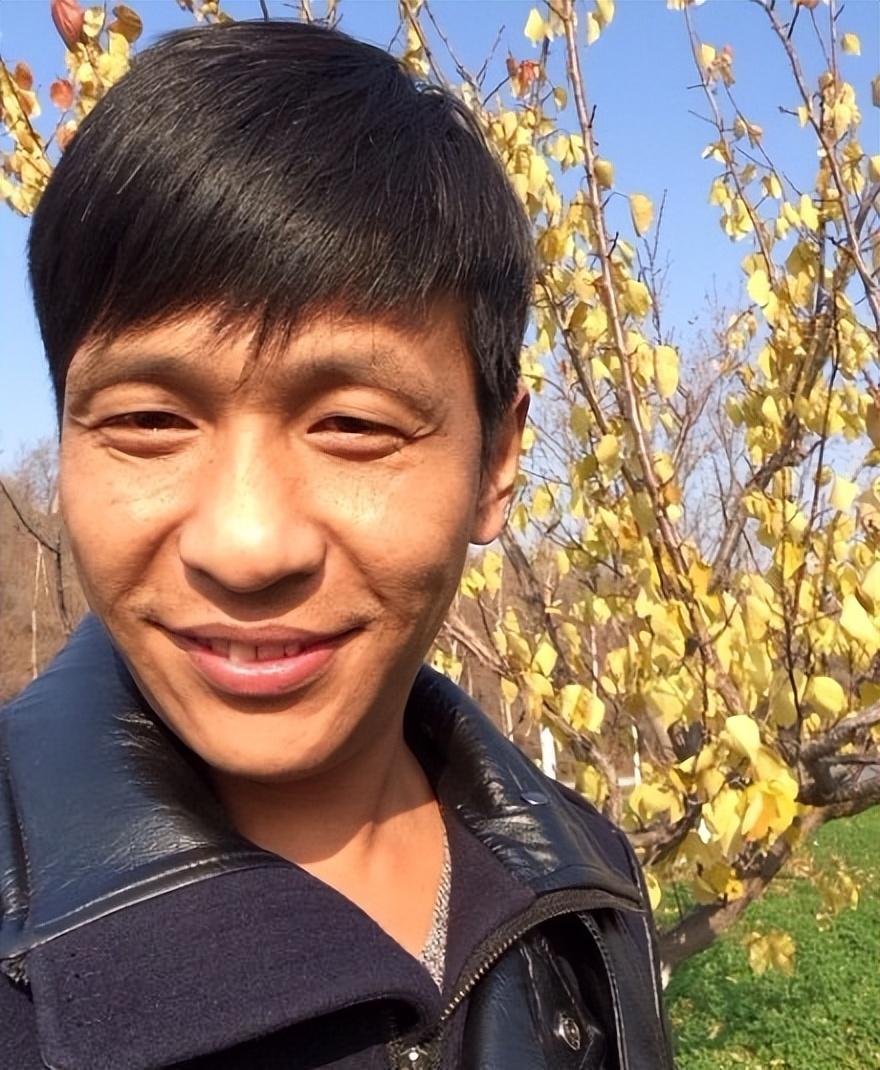 回顾宋小宝成名后抛弃原配二婚娶小5岁女粉丝今一家四口乐开怀