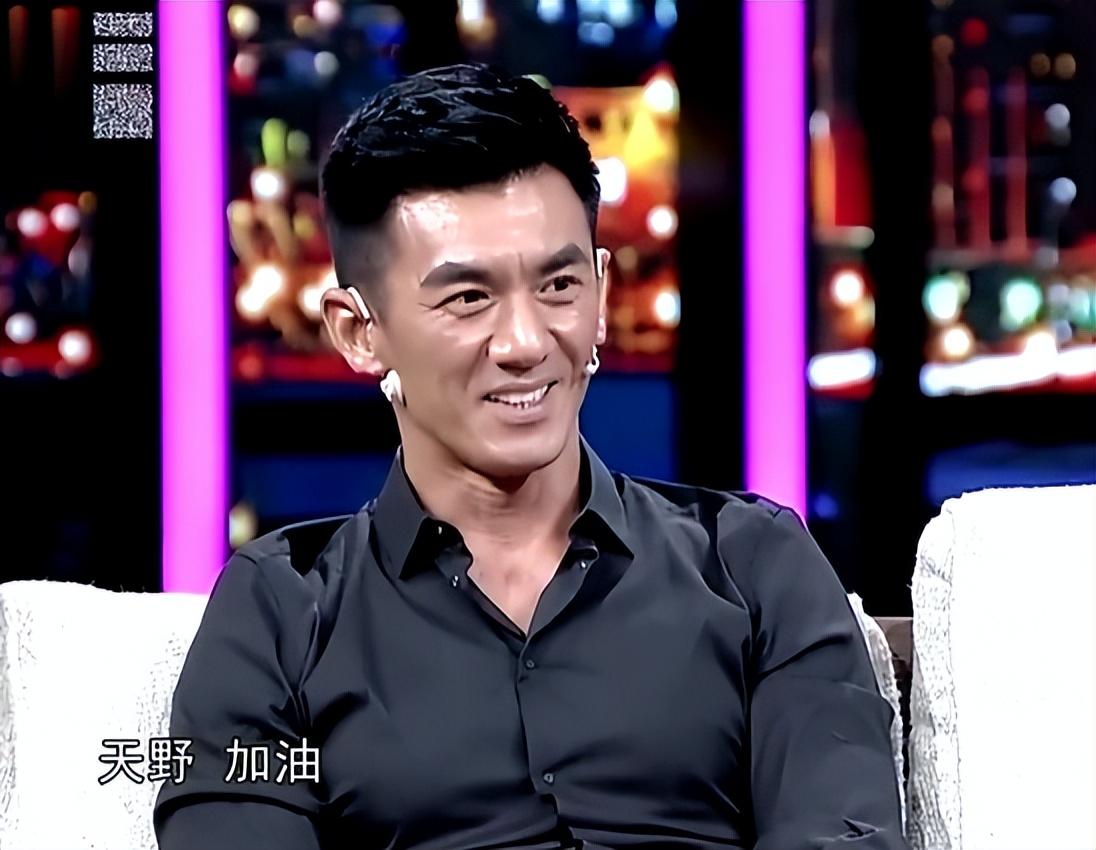 当时任天野的工作还算简单,每天就是拍广告,如果哪个剧组缺个演员