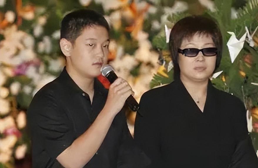 回顾演员张秋芳丈夫傅彪病逝18年后儿子引领她在悲痛中坚强