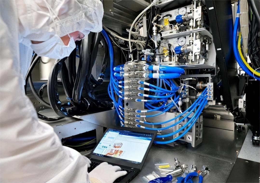 32台光刻机70亿元荷兰突然宣布外媒拜登彻底破防了