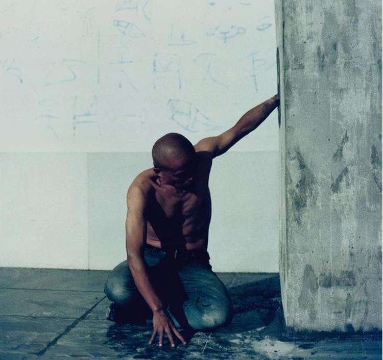 回顾何云昌取下肋骨制项链送给女朋友把自己浇筑在水泥里