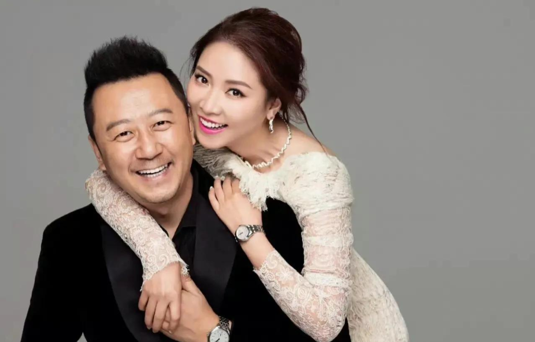 回顾郭涛在重庆拍戏时捡来一个美女当老婆婚后家庭事业两头旺