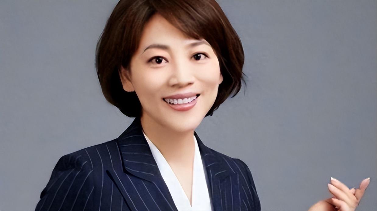 她的家境尚且还算是富裕,而她的父亲是一名市里的新闻记者,也是他的