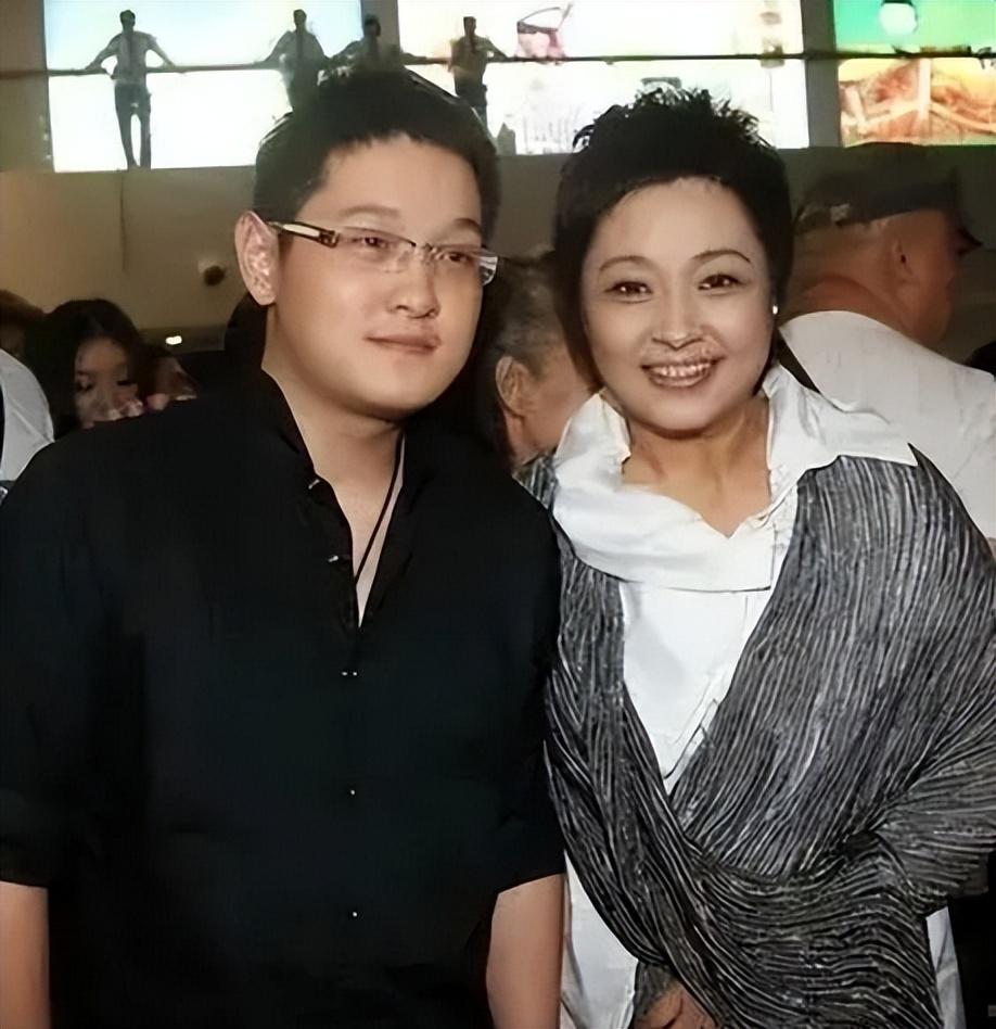 回顾演员张秋芳丈夫傅彪病逝18年后儿子引领她在悲痛中坚强