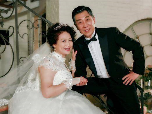 回顾妈妈专业户许娣嫁给初恋恩爱41年生一子挣的钱全给丈夫