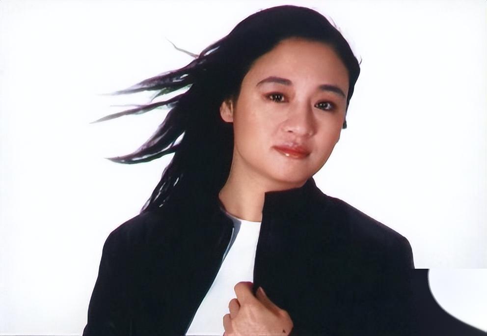红过巩俐的演员伍宇娟被前夫错信儿子身世如今58岁单身生活