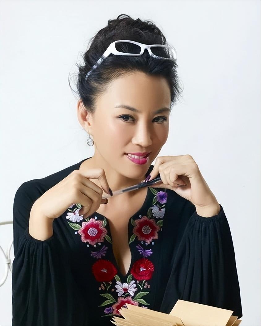 回顾演员马丽低调演戏33年嫁圈外丈夫生一子57岁风韵犹存